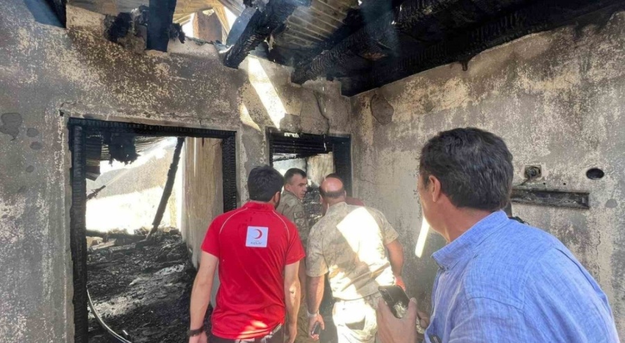 Ağrı'da sebebi henüz bilinmeyen yangında bir ev küle döndü