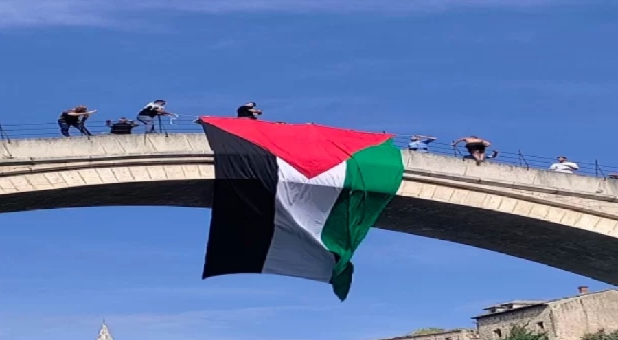 Tarihi Mostar Köprüsü'ne Filistin bayrağı asıldı