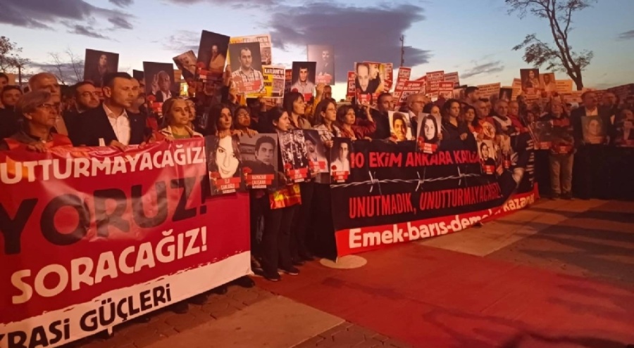 10 Ekim Ankara Garı Katliamı'nda yaşamı yitirenler, Kadıköy'de anıldı