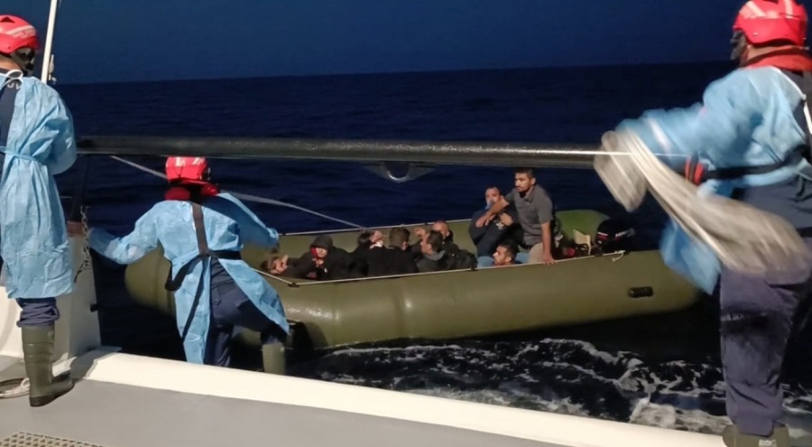 İzmir açıklarında 180 düzensiz göçmen kurtarıldı
