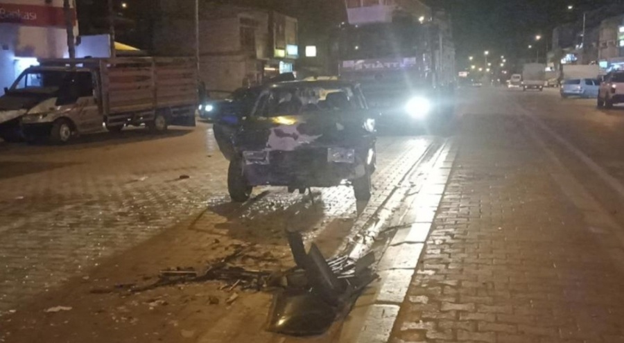 Babasını hastaneye yetiştirmeye çalışırken kaza yaptı: 3 kişi yaralandı