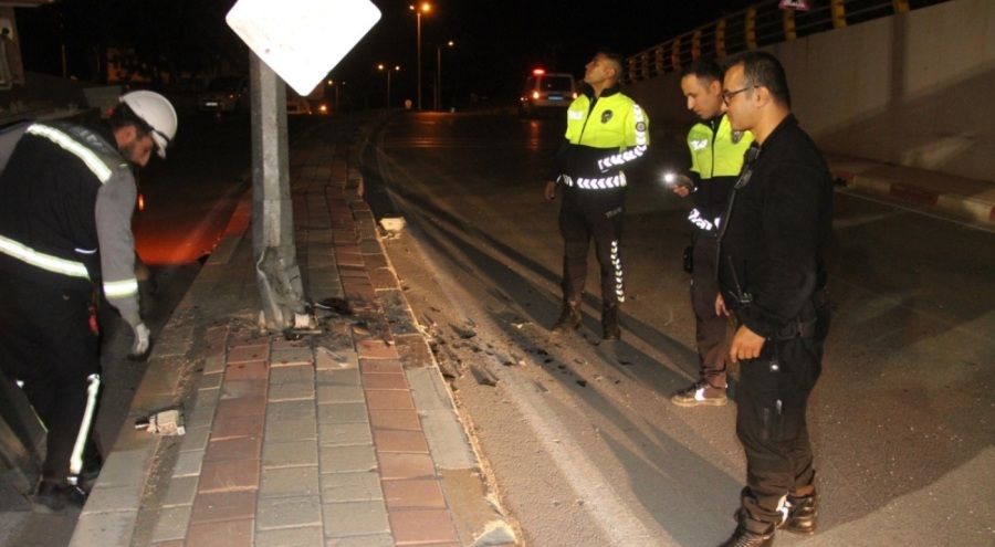 Karaman'da aydınlatma direğine çarpan motosiklet sürücüsü yaşamını yitirdi