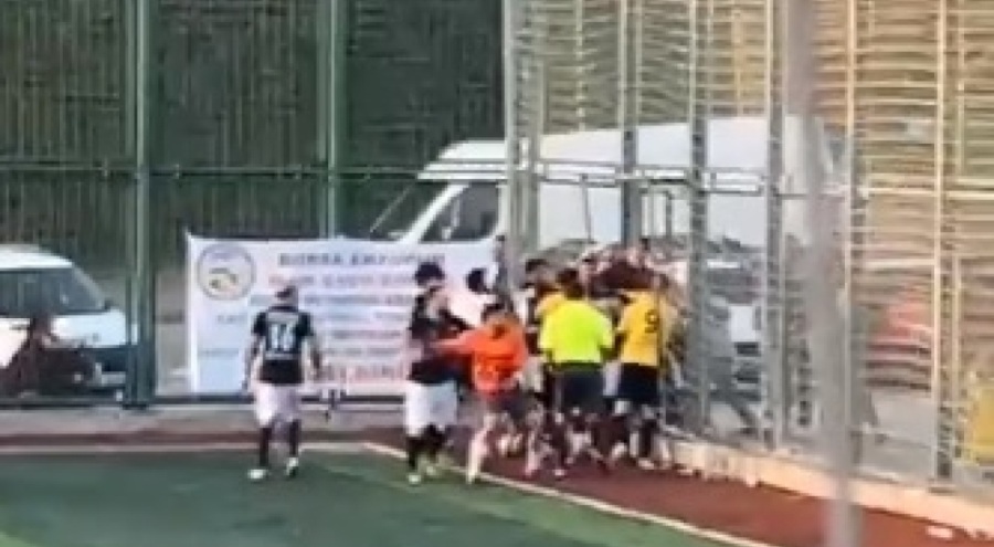 Bursa'da halı sahada kavga!