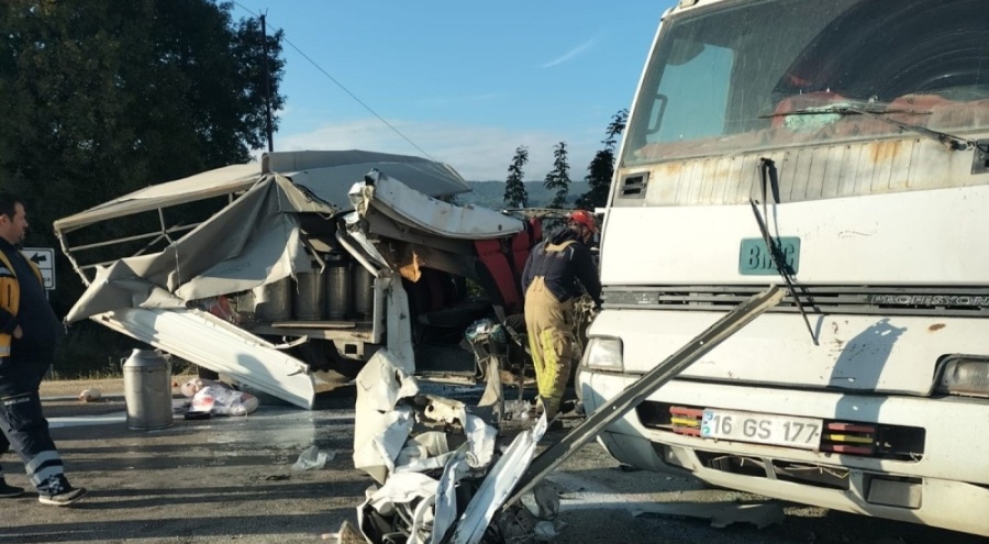 Bursa'da süt toplama aracı ile kamyon birbirine girdi! 1 ölü 5 yaralı