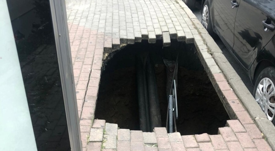 İstanbul'da kaldırım çöktü!