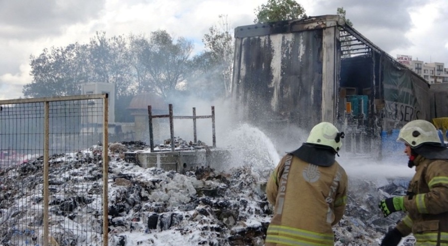 Kaçak alkollerin olduğu otoparkta alev aldı