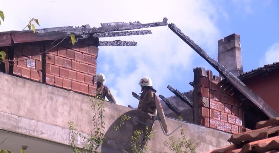 Sultanbeyli'de korkutan yangın! Tüm çatıyı sardı