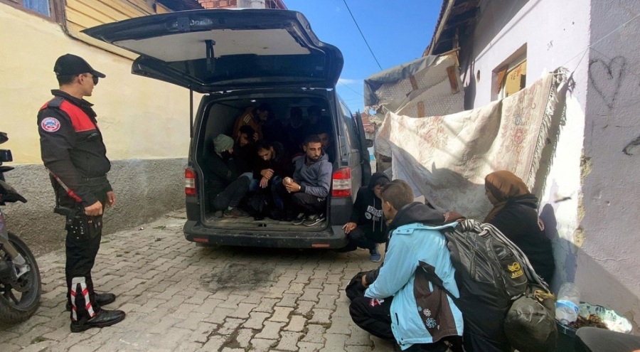 Sürücüsünün terk ettiği minibüsün içinde 23 kaçak göçmen bulundu