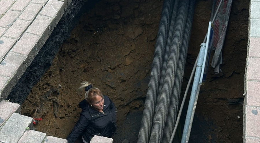 Şişli'de kaldırım çöktü, kadın içine düştü! Yeni görüntüler ortaya çıktı