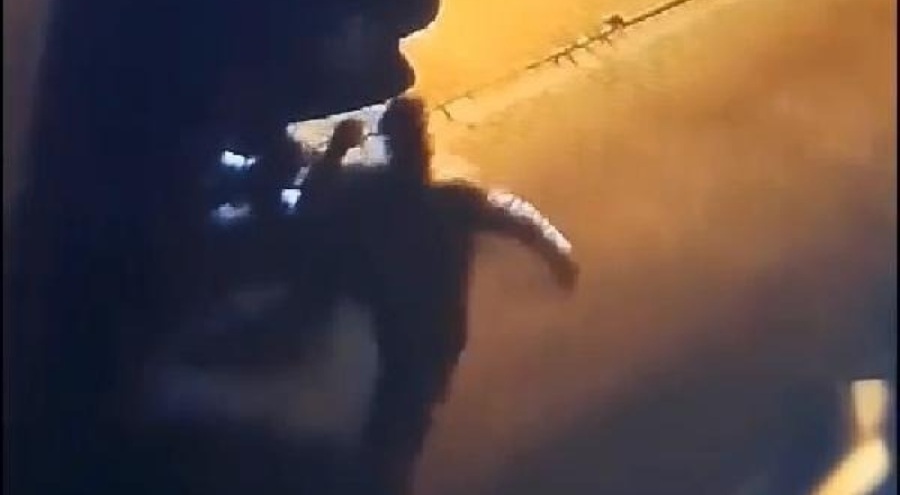 Boşanmak isteyen eşinin yaşadığı evi taşladı