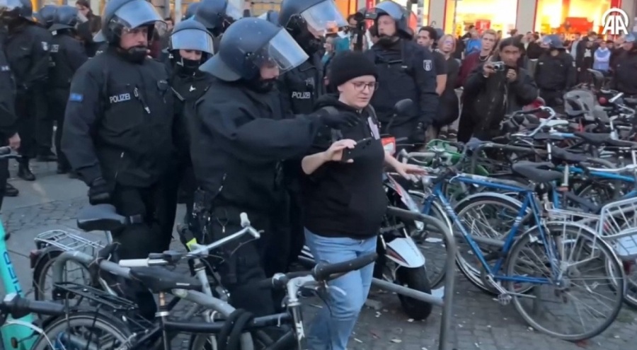 Berlin'de Filistin'e destek olmak için toplanan yüzlerce kişiye polis engeli!