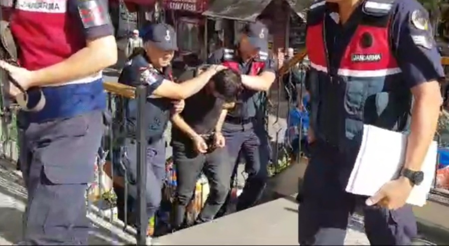 Yaşlı kadının altın ve paralarını çaldı! Tutuklandı