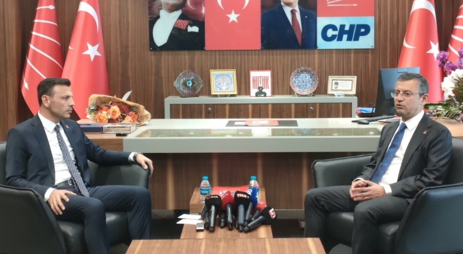 Özgür Özel'den CHP İl Başkanı Özgür Çelik'i ziyaret etti