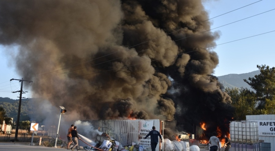 İzmir'de geri dönüşüm depolama alanında yangın çıktı!