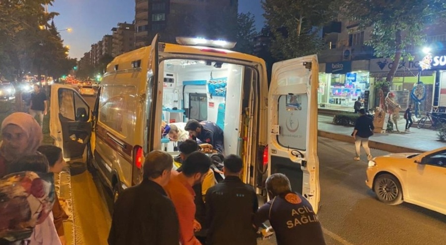 Diyarbakır'da yolun karşısına geçmek isterken otomobil çarptı