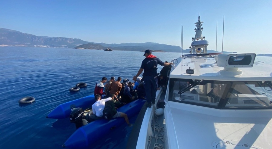 Kaş'ta 23 düzensiz göçmen kurtarıldı