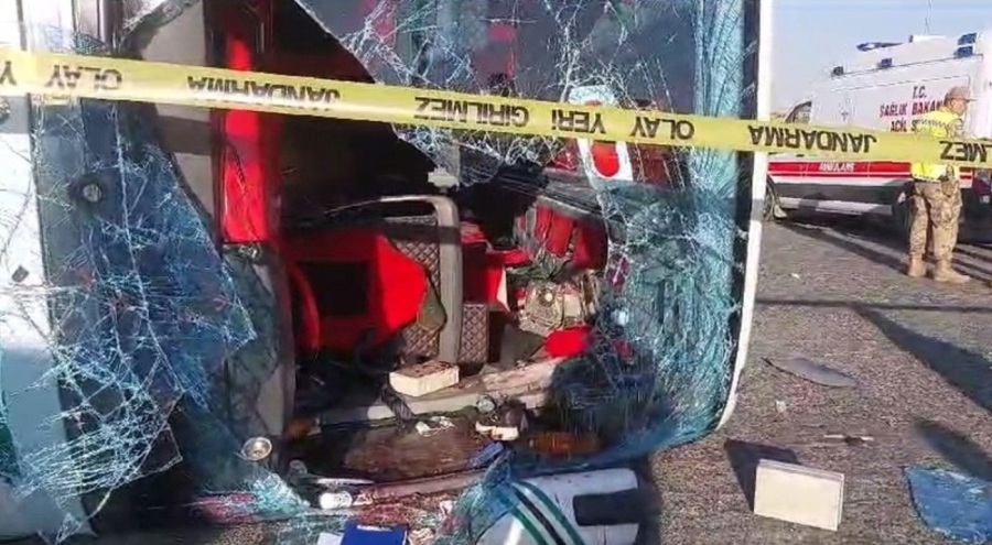 Otomobille otobüs çarpıştı: Çok sayıda ölü ve yaralı var