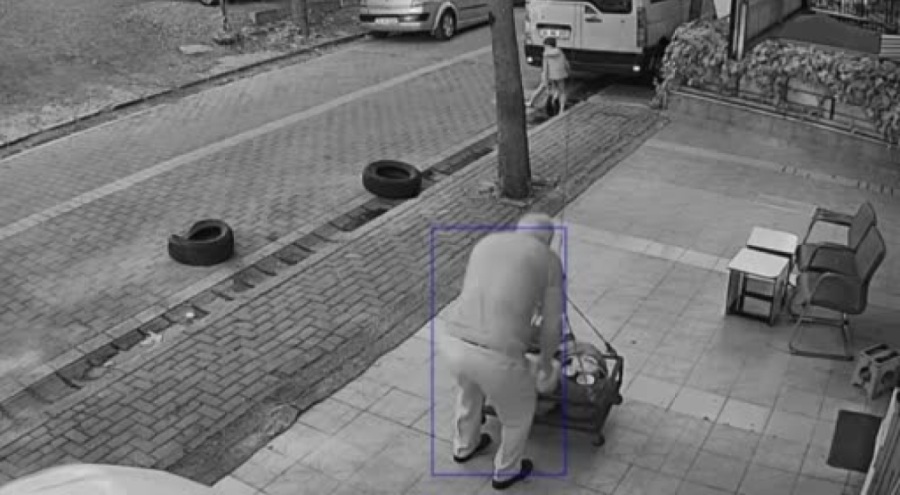 Beşinci kata erzak taşıyan ip koptu, altında duran adam ölümden döndü