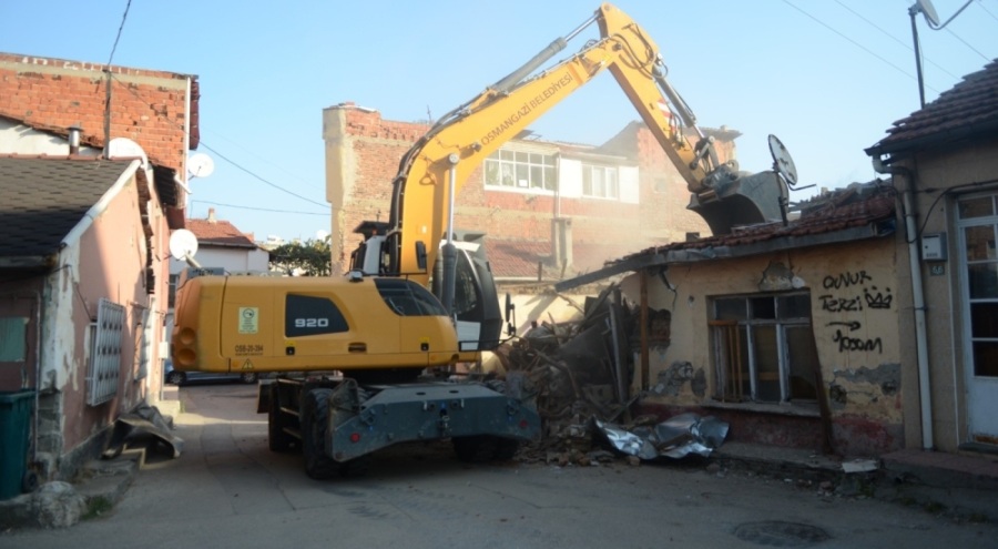 Bursa Osmangazi'de metruk bina yıkıldı