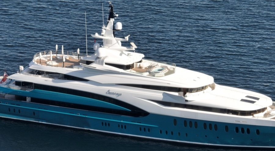 Mega lüks yat İstanbul'a demirledi