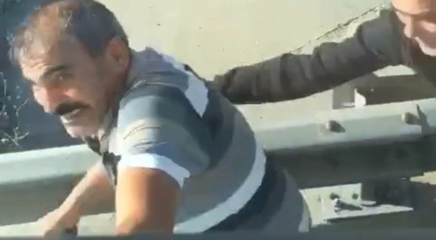 Korkutan anlar! Hafriyat kamyonu şoförü elinde bıçakla tehditler savurdu