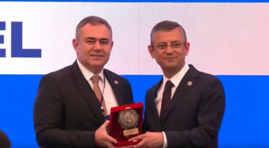 Türk Eczacılar Birliği'nden, Özgür Özel'e onur ödülü!