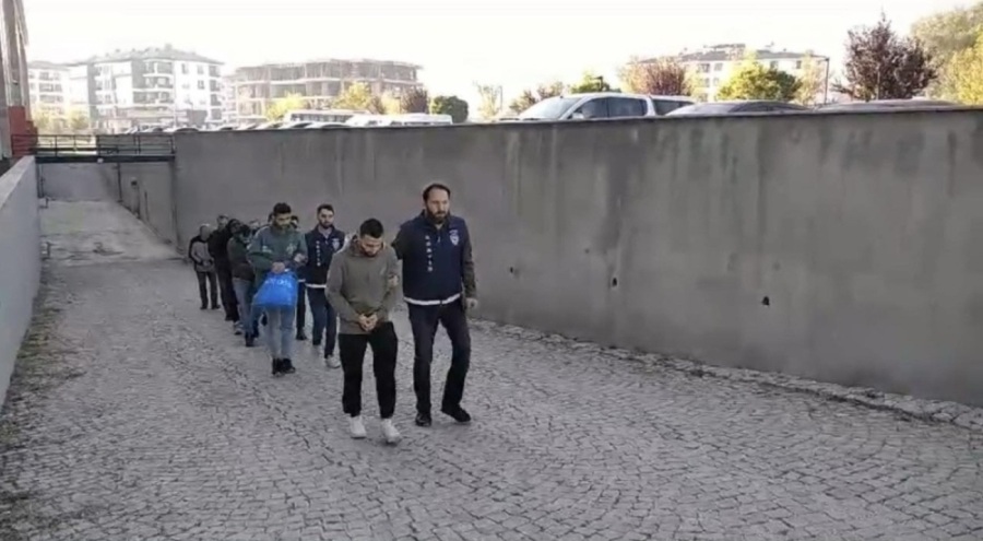 Evinde ölü bulunan şahıs, cinayete kurban gitmiş: 3 kişiye tutuklama