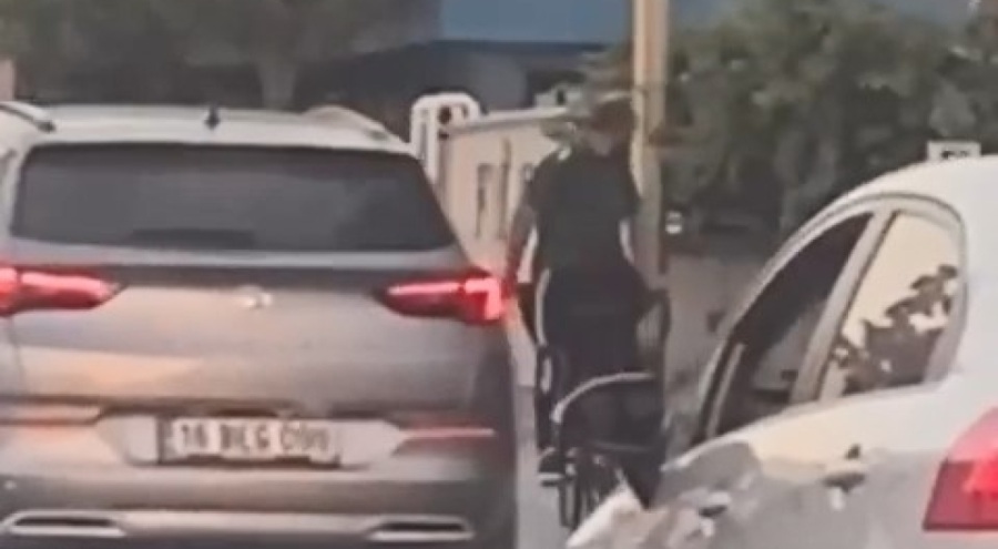 Bursa'da akan trafikte bisiklete ters bindi