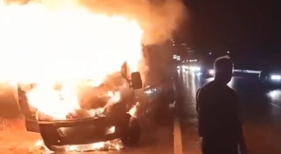 Bursa'da Otosansit mevkiinde seyir halindeki kamyonet yandı!