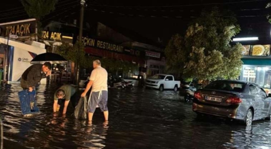 Fethiye'de sağanak: Yollar göle döndü!