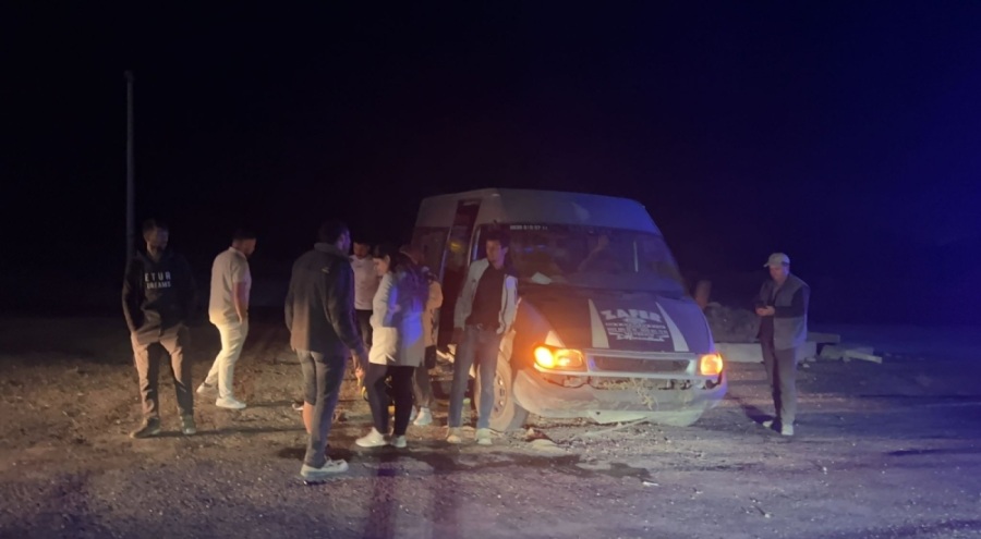 Tarım işçilerinin taşındığı minibüs refüje çarptı! 6 yaralı