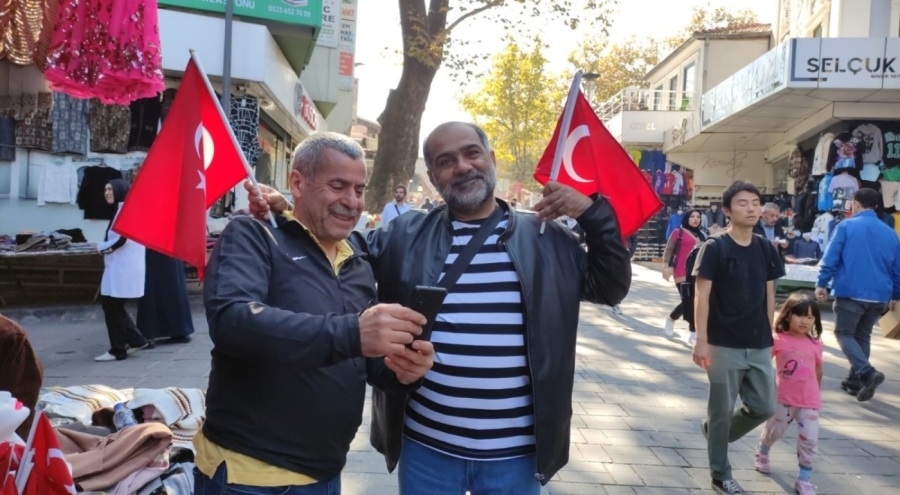 Pakistan'dan Bursa'ya gelen turist Türk bayrağını öptü