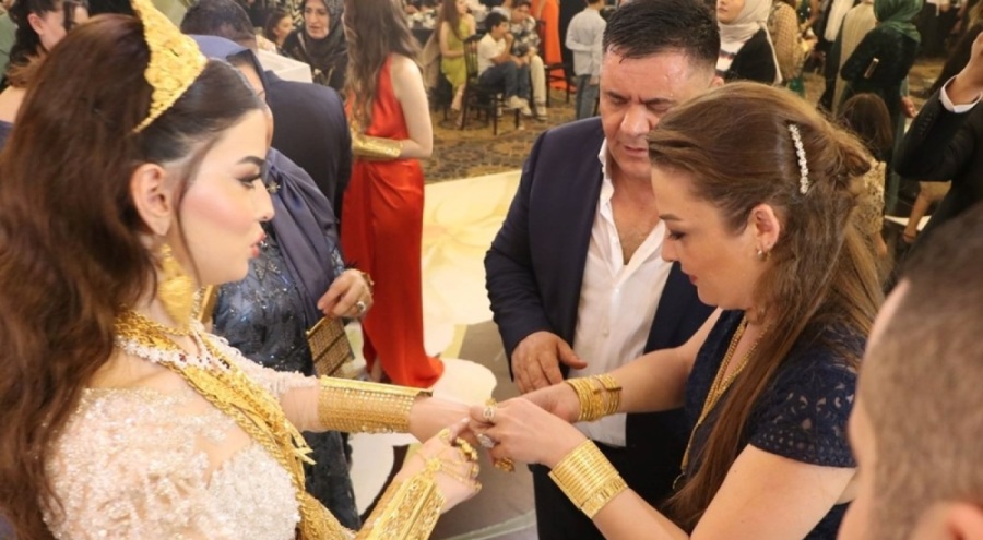 Aşiret düğününde takılan takılar dudak uçuklattı