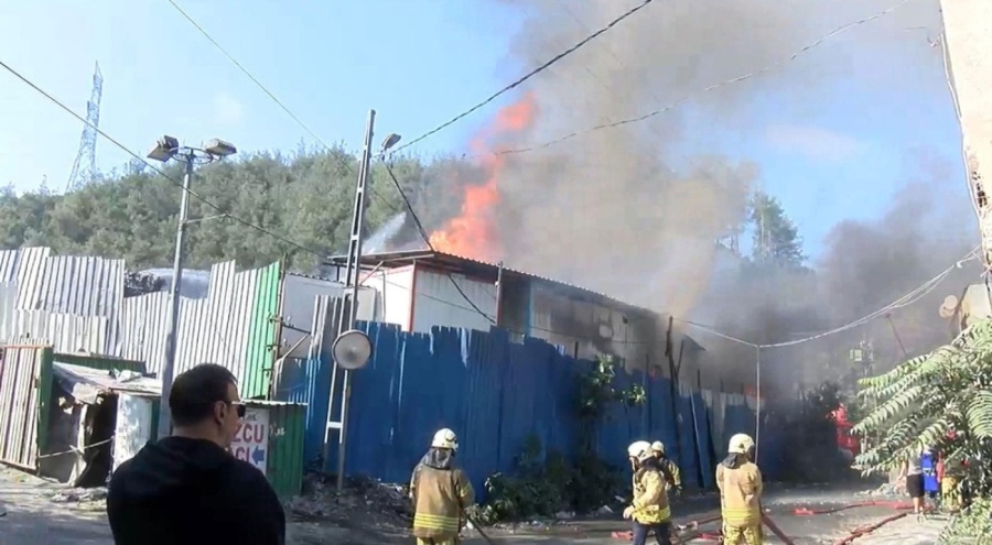 Kağıt deposunda yangın çıktı