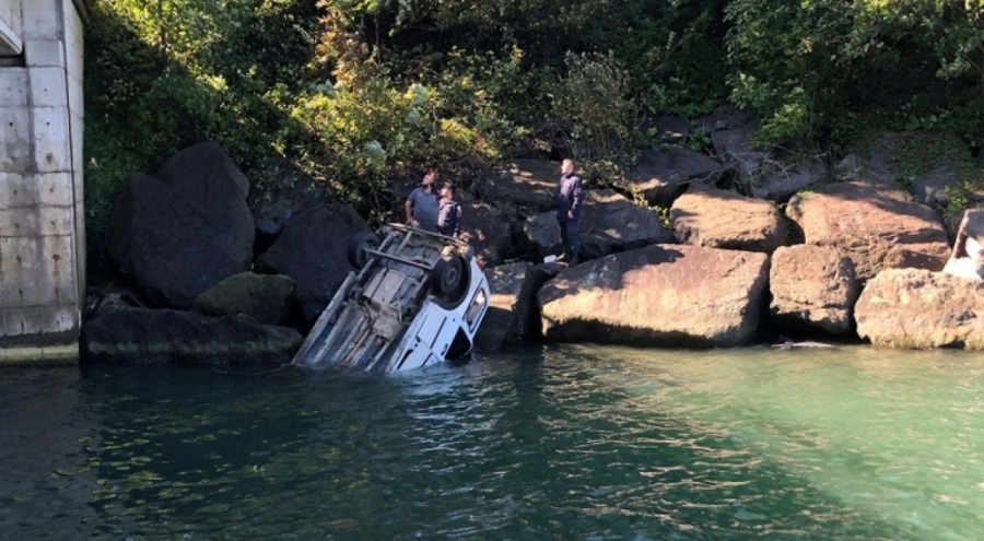 Rize'de direksiyon hakimiyetini kaybeden araç denize uçtu!