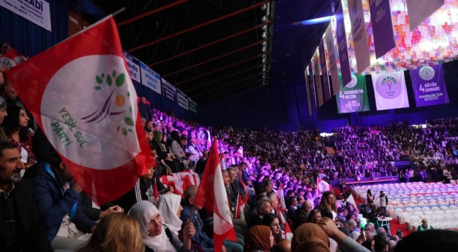 Yeşil Sol Parti kongresinde terör örgütünün ele başının posterini açan 2 kişi gözaltına alındı