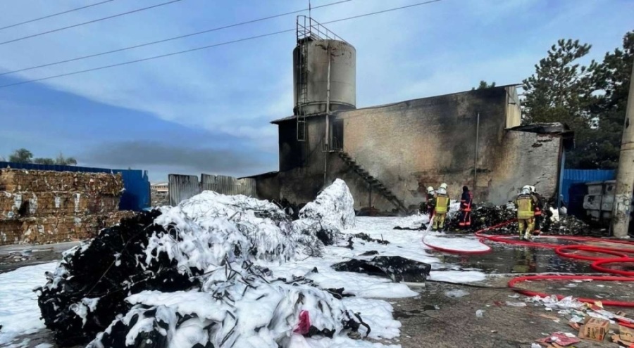 Geri dönüşüm fabrikası küle döndü