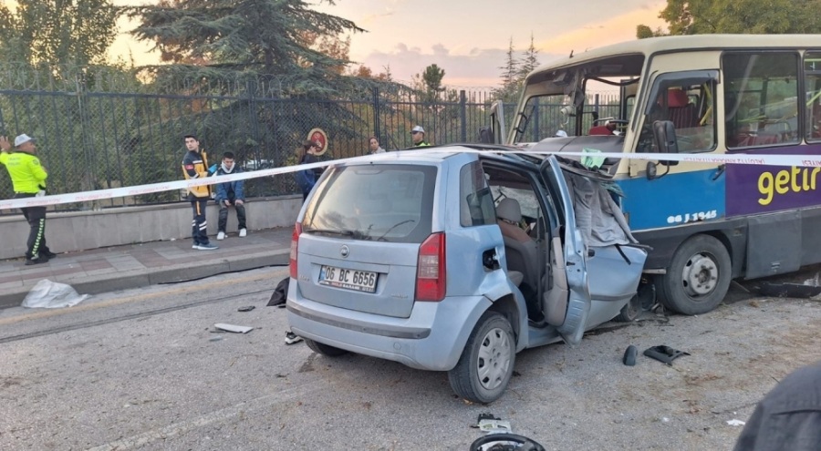 Ankara'da minibüs ile otomobil çarpıştı: 1 ölü, 14 yaralı
