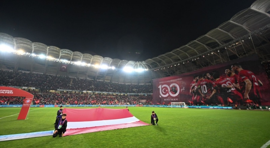 Konya'da milli maç öncesinde cumhuriyetin 100. yılına özel muhteşem koreografi