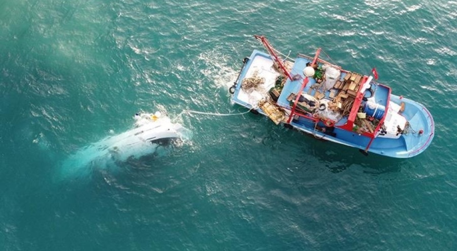 12 metrelik lüks tekne fırtınada kayalıklara çarpıp battı!