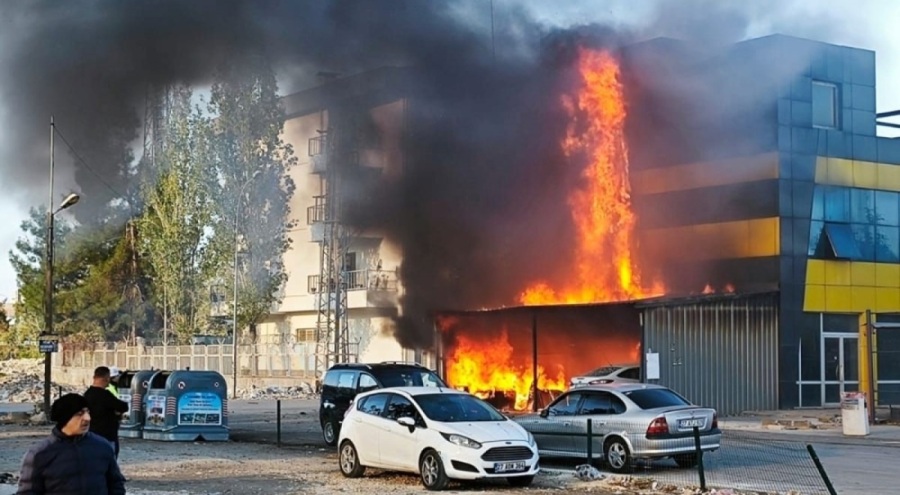 Park halindeki araçlar küle döndü