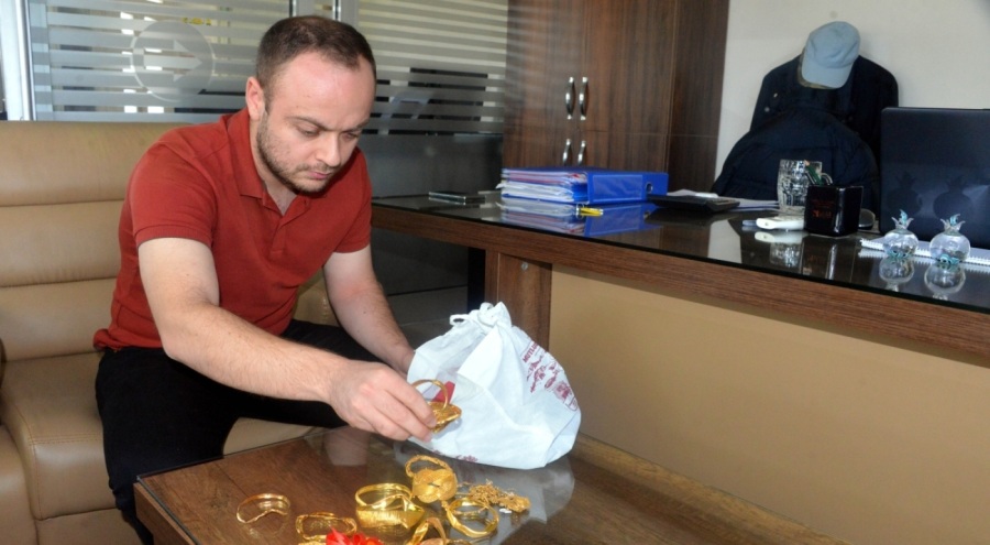 Enkaz altında kalan bankanın kasasındaki 2 milyon liralık altınını istiyor