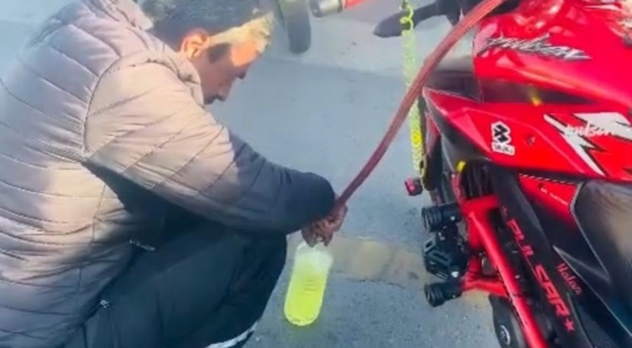 Motosiklet sürücüsünden ilginç soygun: Bedava benzin topladı