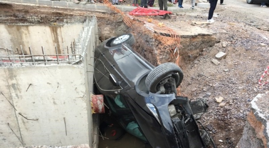 Kaza yapmamak için direksiyonu kırdı, çukura düştü