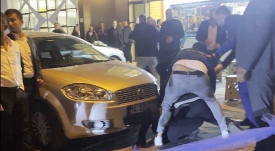 Bolu'da düğün salonunun önünde kavga!