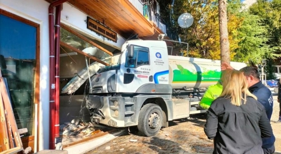 Freni boşalan tanker iş yerine daldı!