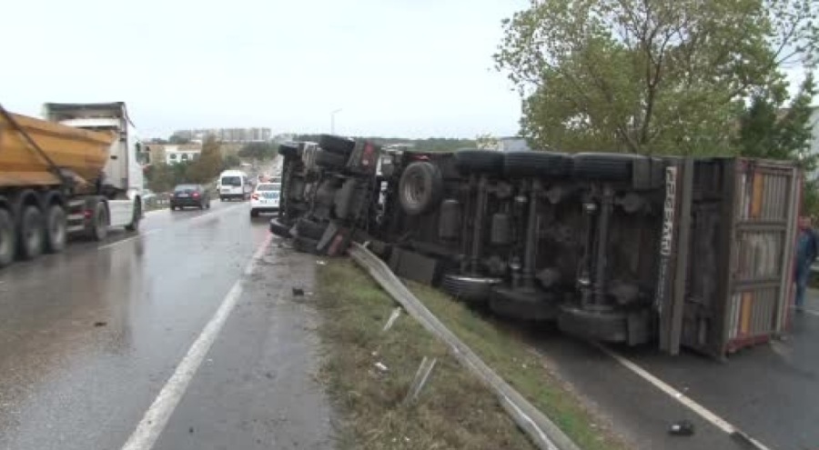 İnşaat malzemesi taşıyan tır devrildi!