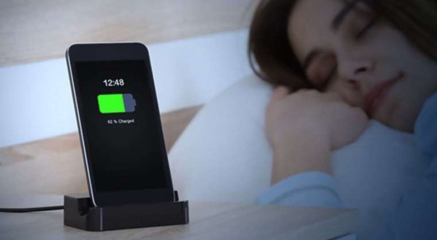 Uzmanlardan uyarı: Telefonu gece şarj etmenin zararları