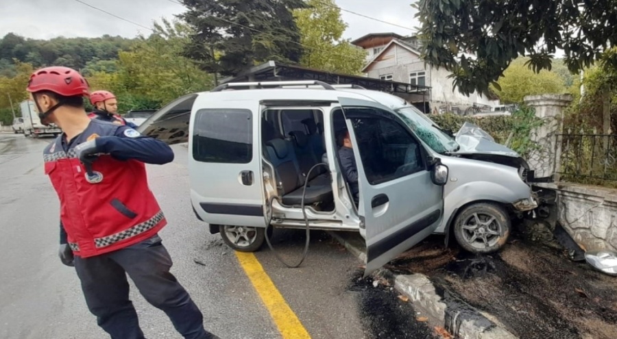 Hafif ticari araç bahçe duvarına çarptı! Yaralılar var