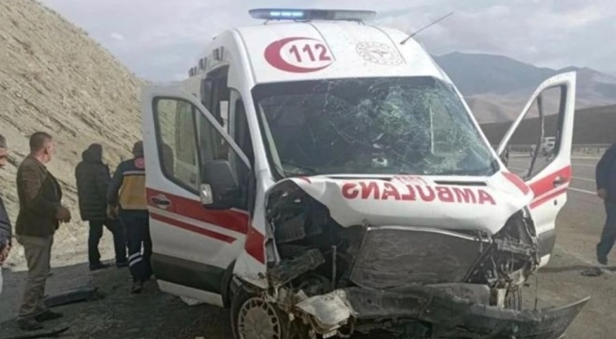 Hasta taşıyan ambulans kaza yaptı!